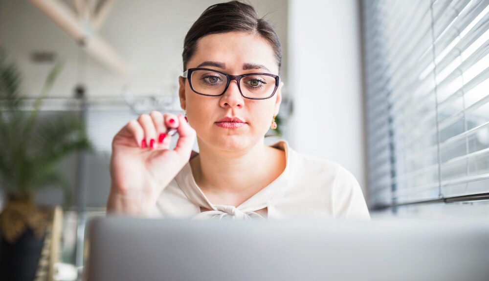 Top 5 Reasons Women Should Wear Blue Light Glasses Daily